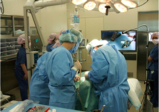 埋入手術はインプラント専用手術室で行います。